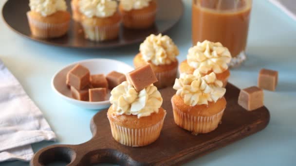 Cupcakes au fromage à la crème fouetté maison décoré à la main femme avec sirop de caramel — Video