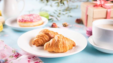 Taze kruvasan ve bir fincan çay. Sağlıklı yaşam tarzı kavramı.