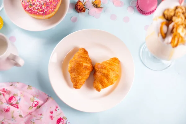 Croissants frescos cozidos e xícara de chá. Conceito de estilo de vida saudável. — Fotografia de Stock