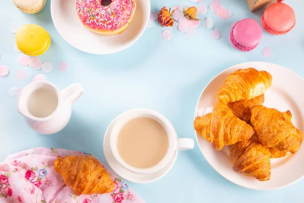 Tasse Tee und frisch gebackene Croissants. Gesunder Lebensstil. Romantischer Stil. Stockbild