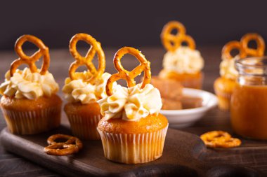 Karamelli ve krem şantili ev yapımı kekler.