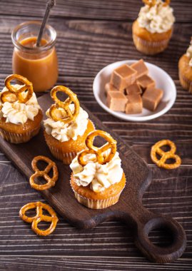 Karamelli ve krem şantili ev yapımı kekler.