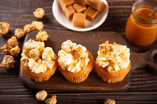 Cupcakes caseiros com pipoca de caramelo e chantilly queijo — Fotografia de Stock