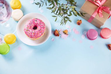 Bir fincan çayla çerçevelenmiş, taze kruvasan, badem kurabiyesi, çörek. Sağlıklı yaşam tarzı kavramı. Romantik tarzda. Üst Manzara. Boşluğu kopyala.