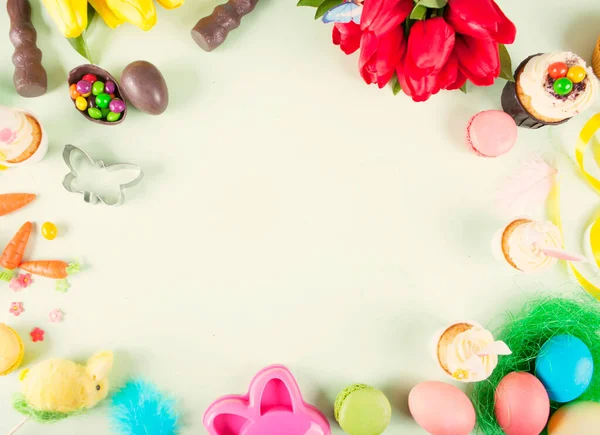 复活节设置框与鸡蛋，饼干刀，糖果，蛋糕。顶部视图。复制空间. — 图库照片
