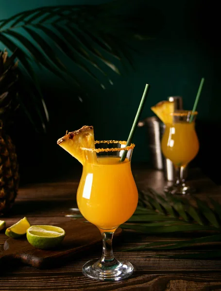 Ananascocktail vorhanden. Sommer erfrischendes Tropengetränk mit Ananassaft und Tequila. — Stockfoto