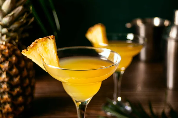 Ananas-Margarita-Cocktail. Sommer erfrischendes Tropengetränk mit Ananassaft und Tequila. — Stockfoto