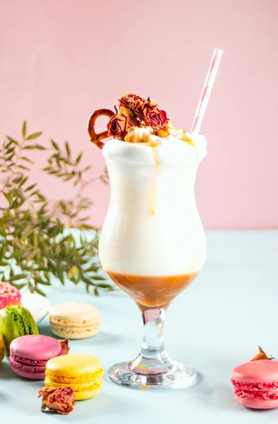 Milkshake com xarope de caramelo, pipoca e waffles de moldura — Fotografia de Stock