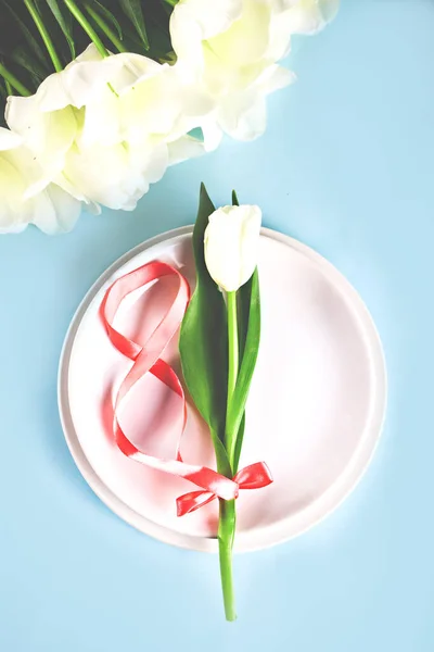 Tabağında beyaz lale olan masa ayarı. 8 bahar yürüyüşü konsepti. Uluslararası Kadınlar Günü. Üst görünüm. — Stok fotoğraf