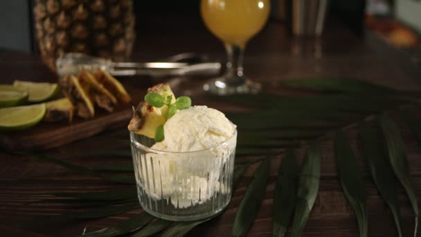 Жінка поклала руку на столову миску смачного ананасового морозива сорбет коктейль. Концепція літньої їжі . — стокове відео
