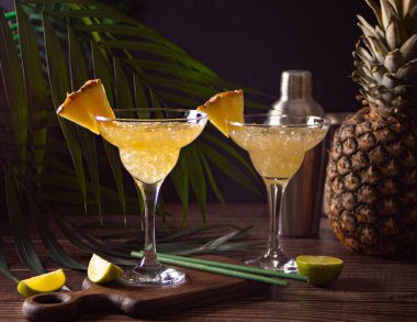 Ananaslı margarita kokteyli. Yaz ferahlatıcı tropikal içecekler ananas suyu ve tekila ile.