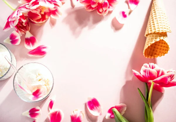 Eisbecher mit rosa Blüten und Blütenblättern. Sommerkonzept. Flach lag er. Kopierraum. — Stockfoto