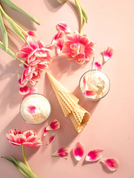 Glassstrut och glass med rosa blommor och kronblad. Sommarkoncept. Platt äggläggning. — Stockfoto