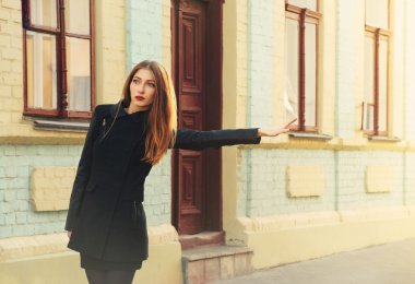 Şehir cadde üzerinde bir taksi yakalamak güzel zarif kadın 