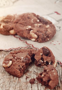 fındık ve çikolata parçaları ile ev yapımı çikolatalı kurabiye