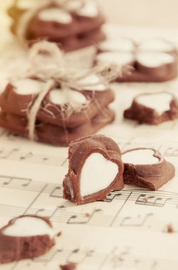 Kalp şekli çikolatalı kurabiye eski müzik notları
