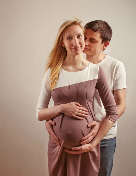 Hermosa pareja sensual esperando un bebé — Foto de Stock