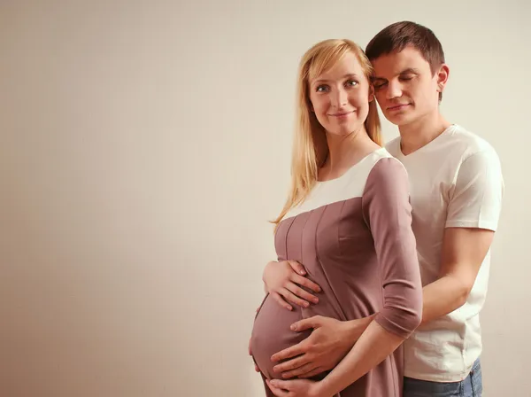 Szczęśliwa zmysłowy para spodziewa się dziecka — Zdjęcie stockowe