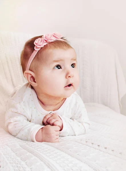 Cute little baby girl with pink headband exploring the world — Stock Photo, Image