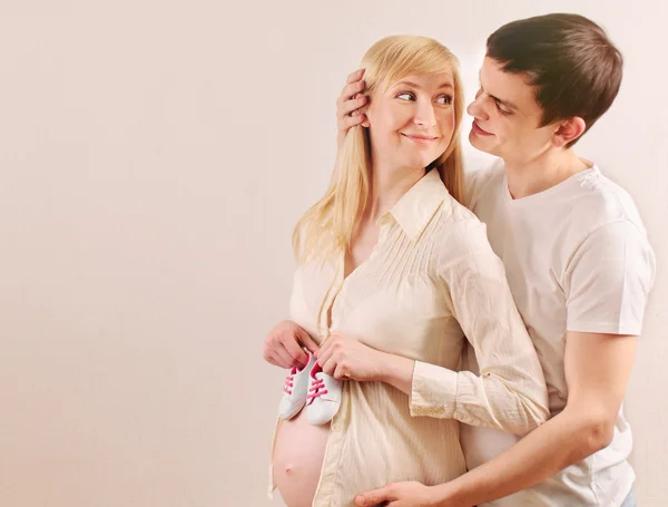 Feliz sonrisa joven embarazada pareja esperando un bebé con poco s — Foto de Stock