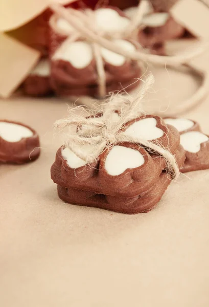 Biscotti al cioccolato a forma di cuore dolce su carta — Foto Stock