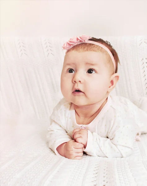 Linda niña con diadema de flor rosa explorando el wo — Foto de Stock