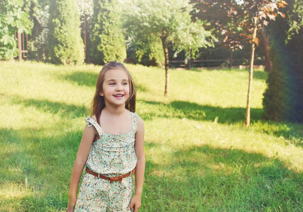 Feliz sorrindo menina brincando fora no verão dia ensolarado — Fotografia de Stock