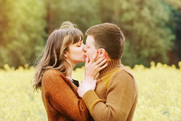 幸せな官能的なカップルが b の深さに屋外の愛のキス — ストック写真