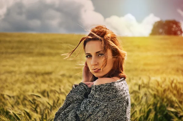 Lélegzetelállító kilátás nyílik a érzéki fiatal vörös hajú nő portréja — Stock Fotó