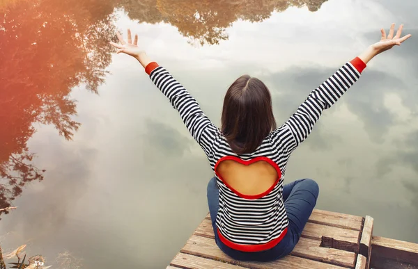 Bonito atraente jovem mulher desfrutando harmonia da natureza perto do — Fotografia de Stock