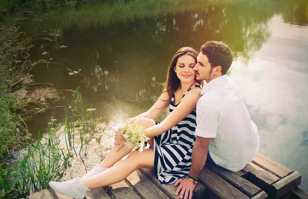 Pareja romántica sensual en el amor en el muelle en el lago en el día soleado — Foto de Stock