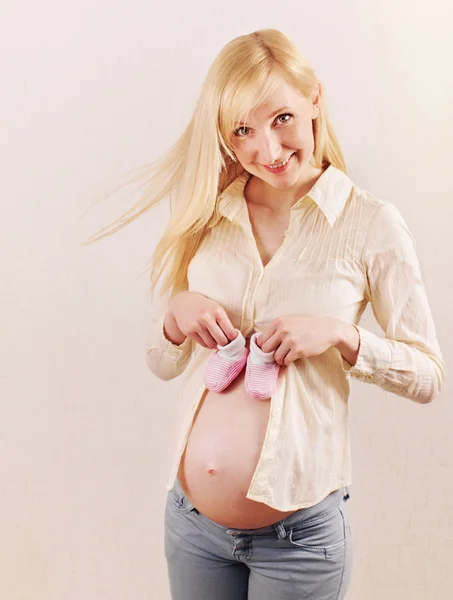 Cute happy pregnant woman expecting a baby girl with little pink — Stock Photo, Image