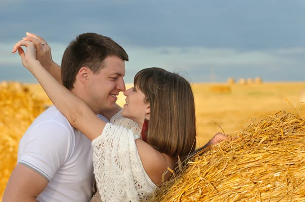 Jovem casal amoroso no campo do palheiro — Fotografia de Stock