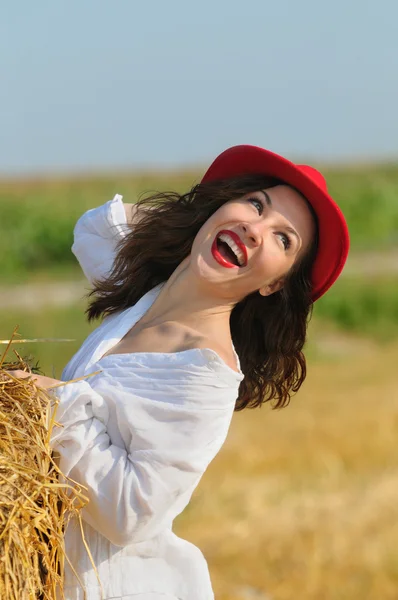 快乐年轻妇女领域的干草堆里 — 图库照片