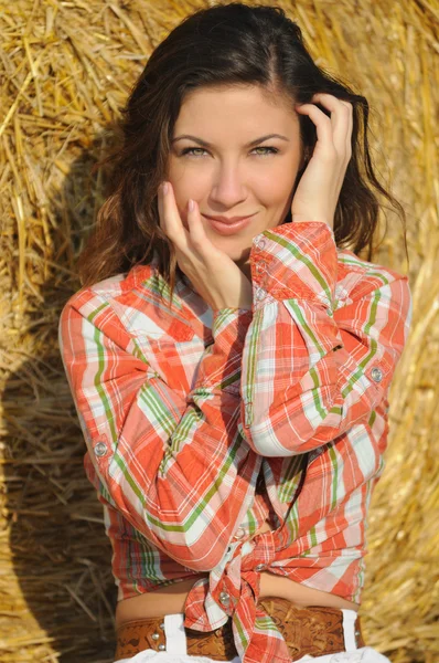 干し草の山の近くの美しい若い女性の肖像画 — ストック写真