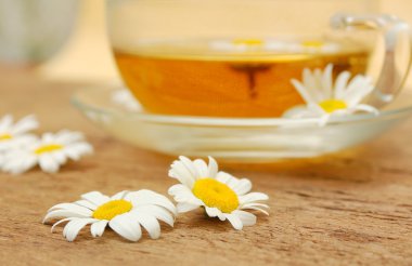 tablo üzerinde bitki çayı ile Camomiles
