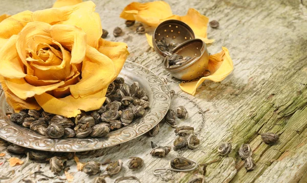 Chinese green tea with rose petals — Stock Photo, Image