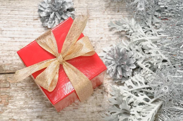 Regalo per Natale in piccola scatola rossa — Foto Stock