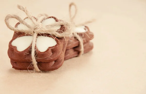 Forma de corazón pequeñas galletas de chocolate —  Fotos de Stock