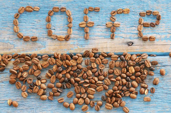 Kávová zrna na vinobraní dřevěné pozadí — Stock fotografie