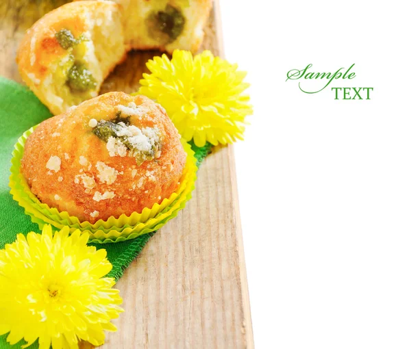 Φρούτα muffins με μικρά κίτρινα λουλούδια στο τραπέζι — Φωτογραφία Αρχείου