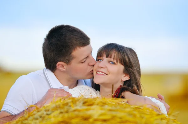 Młoda zakochana szczęśliwa para — Zdjęcie stockowe
