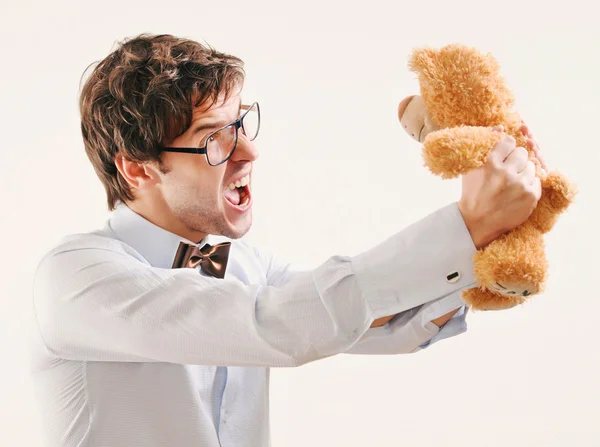 Retrato del hombre guapo gritándole al oso de peluche — Foto de Stock