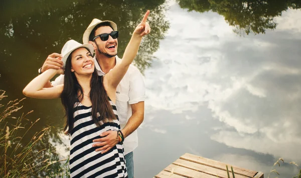 Omhelzing van gelukkige romantisch paar op pier Ontdek de wereld van worden — Stockfoto
