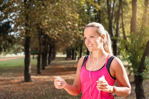 Schöne Reife Blonde Frau Läuft Einem Sonnigen Tag Park Läuferin — Stockfoto