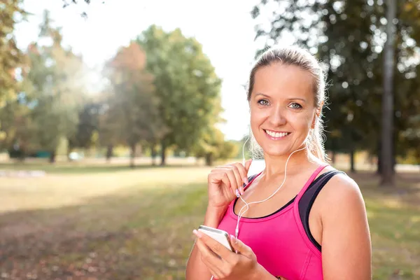 Hermosa Mujer Rubia Madura Corriendo Parque Día Soleado Corredor Femenina —  Fotos de Stock