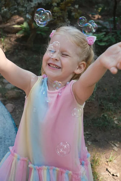 Pequena Menina Engraçada Feliz Com Cabelo Loiro Pegando Bolhas Sabão — Fotografia de Stock