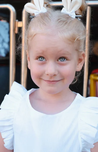 Kleines Fröhliches Lustiges Mädchen Mit Blonden Haaren Das Freizeitpark Herumspielt — Stockfoto