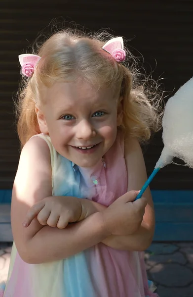 Pequena Menina Engraçada Feliz Com Algodão Doce Brincando Parque Diversões — Fotografia de Stock