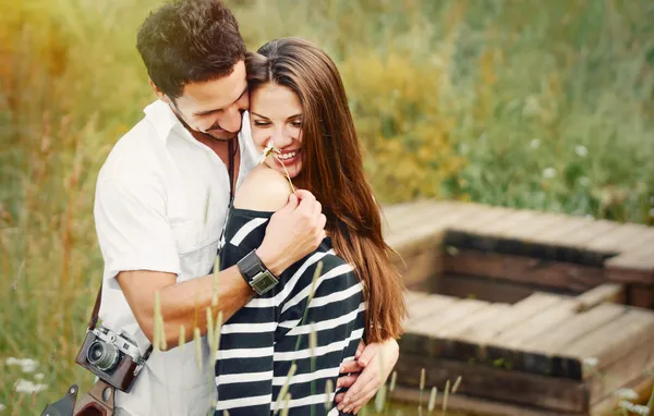 Feliz pareja romántica en el amor y divertirse con la margarita, belleza — Foto de Stock